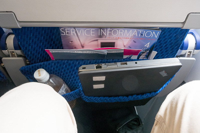 ANAのエアバス A321neo型機の普通席シート。背もたれ部分が薄型で、足下も前方に大きく湾曲して広く感じられるデザインだ