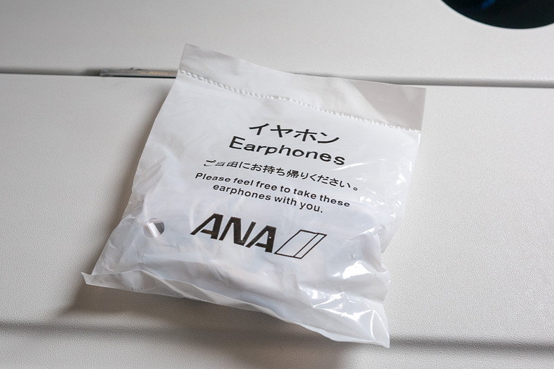 乗客に配布するカナル型イヤフォン。2017年末にヘッドフォンからイヤフォンになり、搭乗口または機内で必要な人だけもらう方式になった