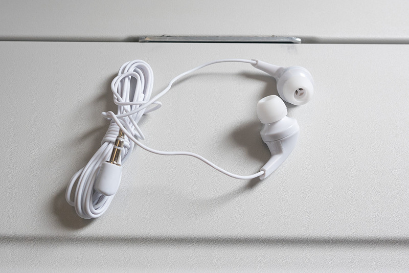 乗客に配布するカナル型イヤフォン。2017年末にヘッドフォンからイヤフォンになり、搭乗口または機内で必要な人だけもらう方式になった