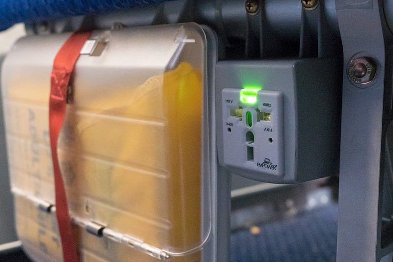 普通席では3席に2個の割合でユニバーサルAC電源を備えている