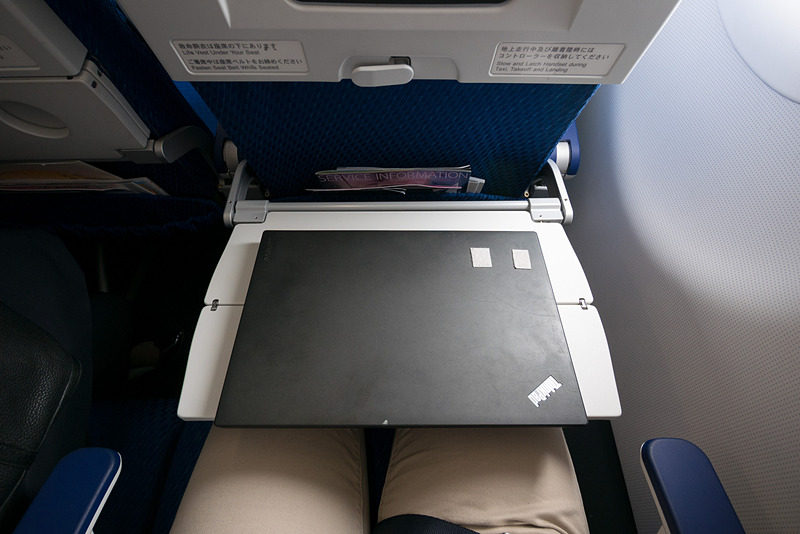 12.5型のノートPCを置いてみた。使えるが窮屈なので、もうワンサイズ小さなノートPCが現実的な印象だった