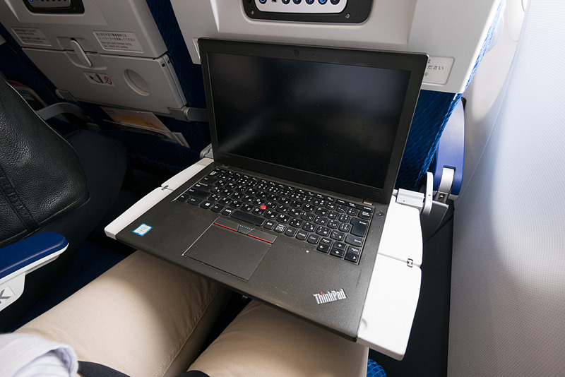 12.5型のノートPCを置いてみた。使えるが窮屈なので、もうワンサイズ小さなノートPCが現実的な印象だった