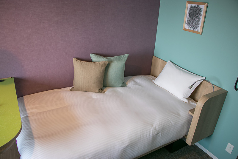 ベッドにはプライベート感のあるヘッドボードが設けられ、読書灯、AC電源コンセント、充電用USBポートなどを備えている