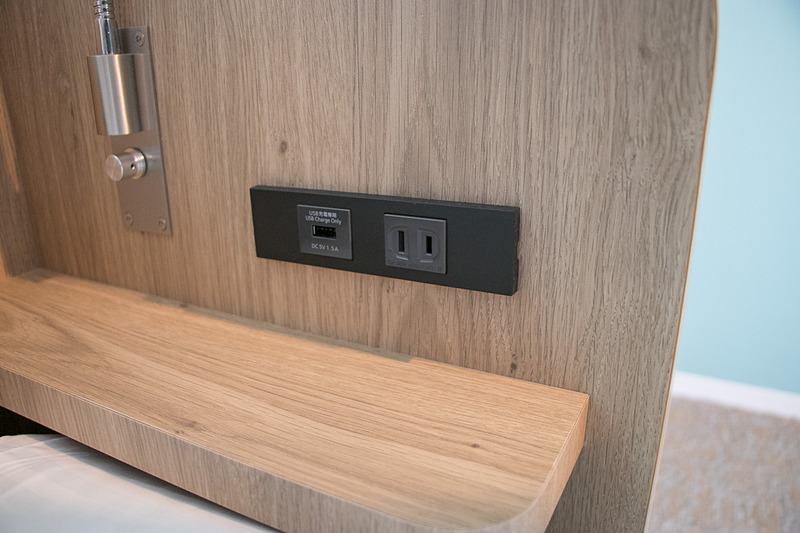 ベッドにはプライベート感のあるヘッドボードが設けられ、読書灯、AC電源コンセント、充電用USBポートなどを備えている