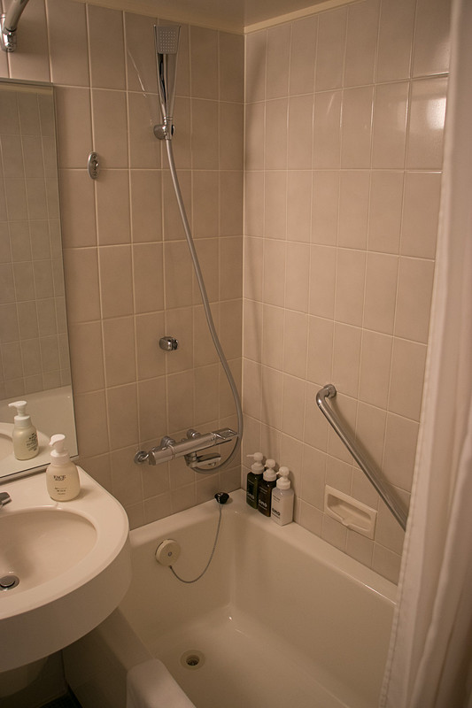 トイレは温水洗浄便座（TOTOのウォシュレット）付き。お風呂はシャンプー、リンス、ボディソープ、各種アメニティが揃っている