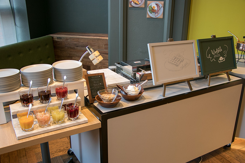 朝食ビュッフェではワッフルがウリ