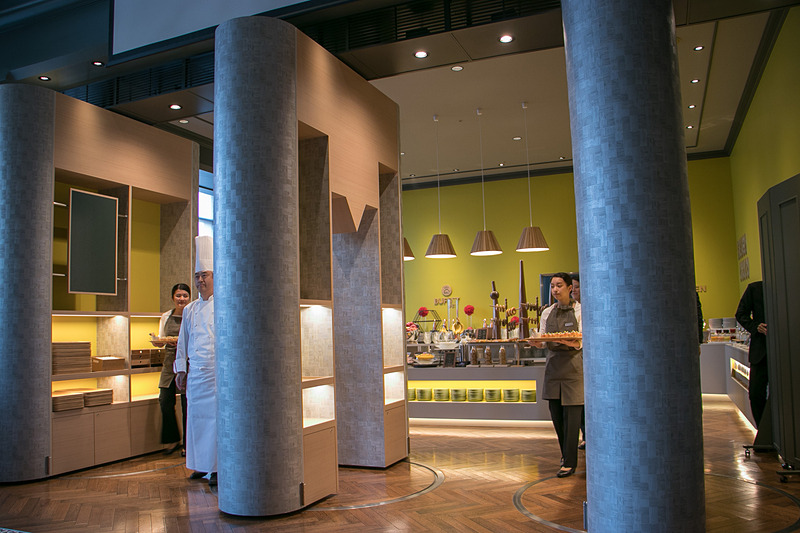 OMOカフェ＆バルの奥にある「OMO」の壁が回転すると、その向こうの朝食ビュッフェエリアが現われる