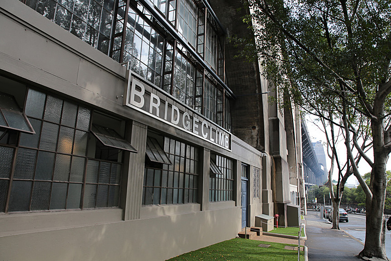 ブリッジクライムの起点はハーバーブリッジから続く道路の高架下にある