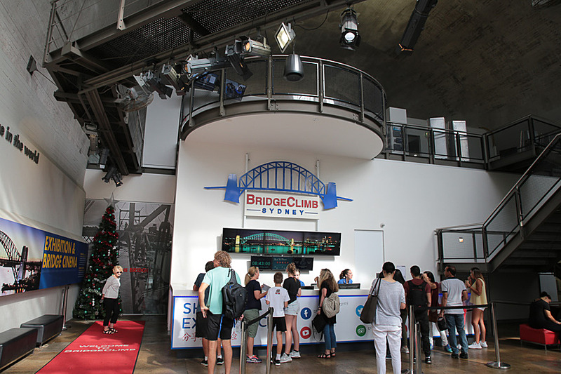 ブリッジクライムの起点はハーバーブリッジから続く道路の高架下にある