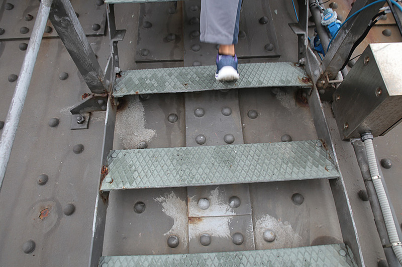 ブリッジクライムは、この装備で行なう。まずは内側のアーチに取り付けられた通路を登っていく