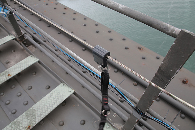 腰のハーネスから伸びたランヤードが常にケーブルを掴んでいる。いわゆる安全帯だ。スタートからゴールまで一切取り外すことはない