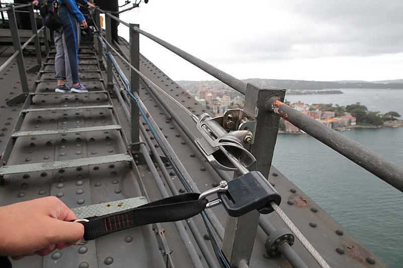 腰のハーネスから伸びたランヤードが常にケーブルを掴んでいる。いわゆる安全帯だ。スタートからゴールまで一切取り外すことはない