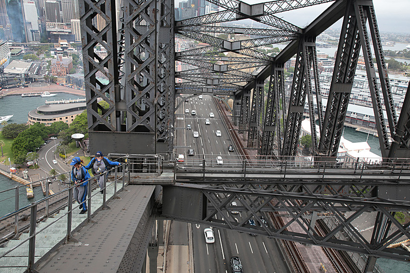 内側アーチの頂点は海抜約120m。下を走る自動車が小さくなっていく