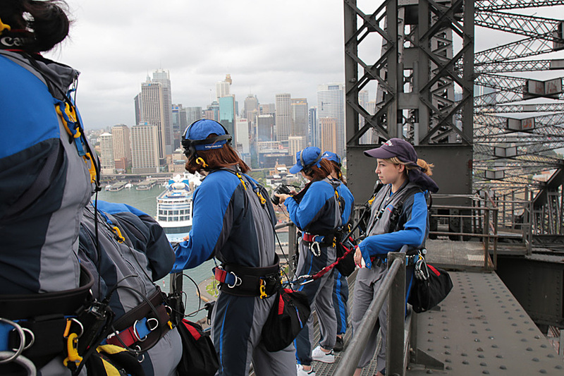 内側アーチの頂点は海抜約120m。下を走る自動車が小さくなっていく