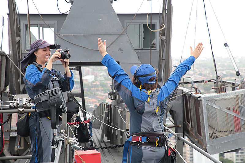 ガイドはカメラを持っていて、最上部付近でオペラハウスをバックに写真を撮ってくれる。その写真はツアー終了後に購入するかどうか決める