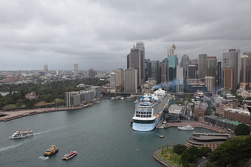 シドニー中心街はハーバーブリッジの南側。停泊している客船は OVATION OF THE SEAS