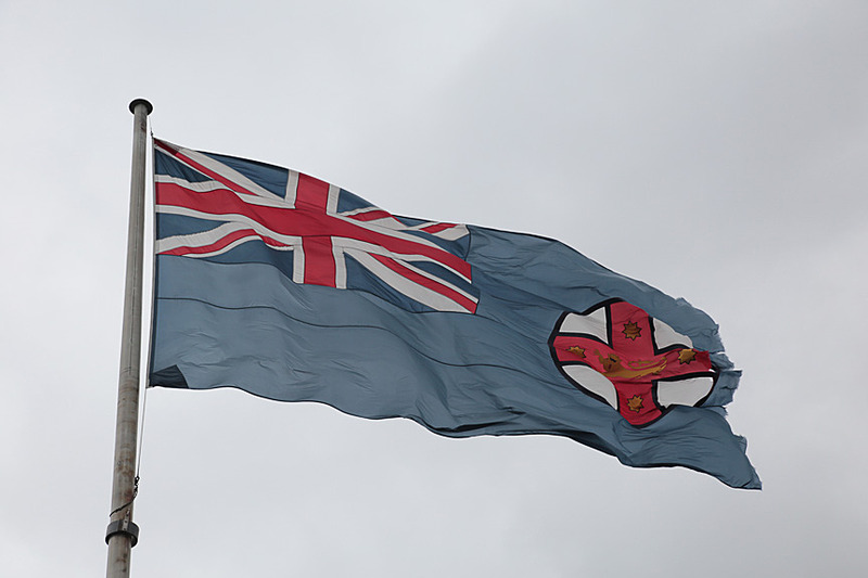 最上部で強風にあおられているのはNSW（ニュー・サウス・ウェールズ）の州旗だ