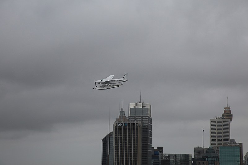ときおり遊覧飛行の飛行機がハーバーブリッジをかすめていく。日本にはないフロート付きのセスナ208“キャラバン”水上機だ