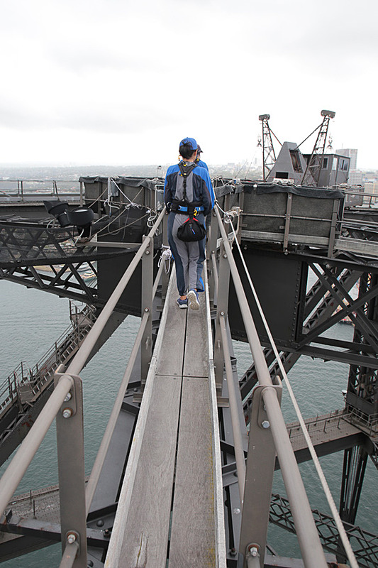 ここまで橋の東側のアーチを登ってきたが、細いキャットウォークを通って西側へ