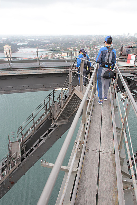 なぜか足元もわざわざ木の板で作られている。ブリッジクライムのハイライトだ