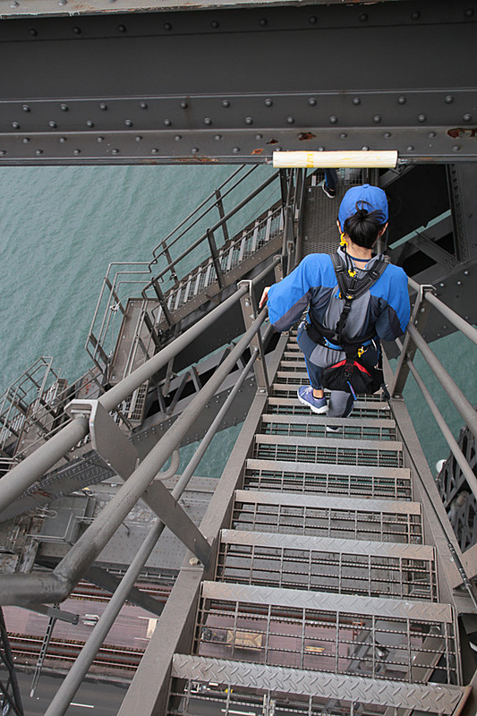 復路は西側のアーチを下っていく。登りより下りのほうが高度感がある