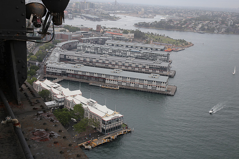 橋の南西、バランガルーやダーリン・ハーバーの方向。手前の倉庫街は改装され、現在はカフェなども入る観光スポットになっている