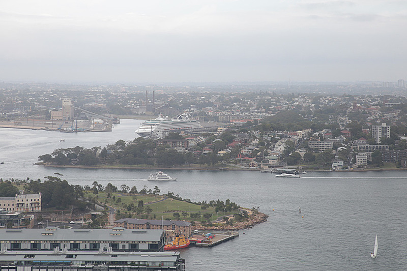 ダーリン・ハーバーの奥には、天気のよい日だとブルーマウンテンの山並みが見えるのだろうか