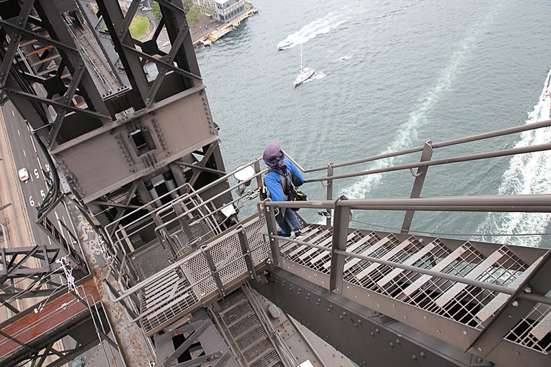 再び内側のアーチまで下りる。雨が降ってきたので、腰にぶら下げてきたレインウェアを着用