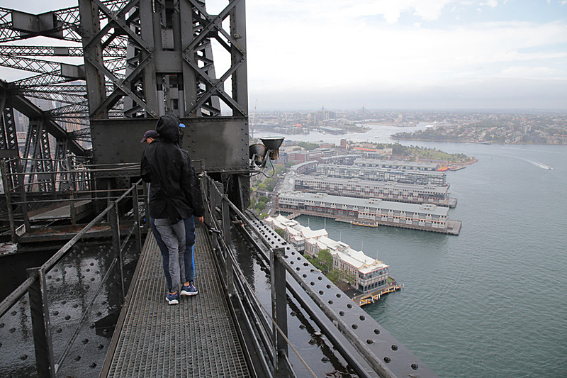 再び内側のアーチまで下りる。雨が降ってきたので、腰にぶら下げてきたレインウェアを着用