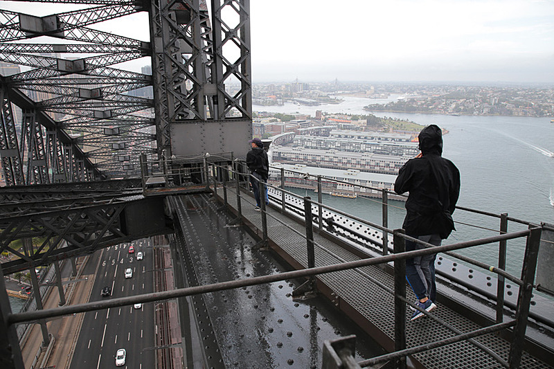 再び内側のアーチまで下りる。雨が降ってきたので、腰にぶら下げてきたレインウェアを着用