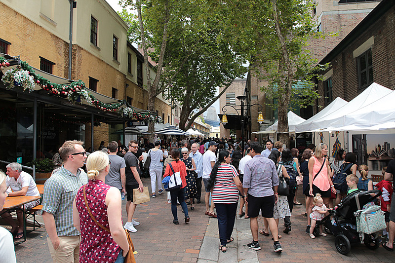 週末はマーケットが並ぶロックスの街並み
