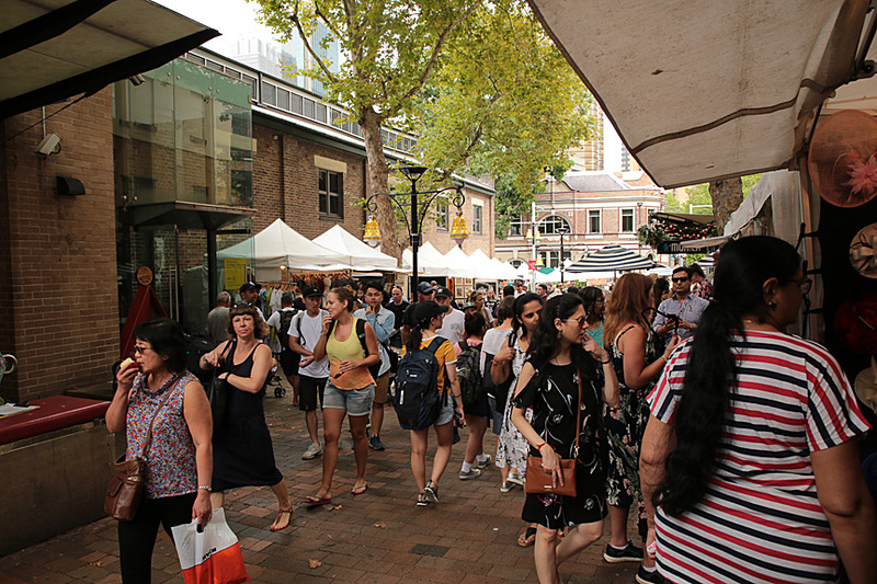 週末はマーケットが並ぶロックスの街並み