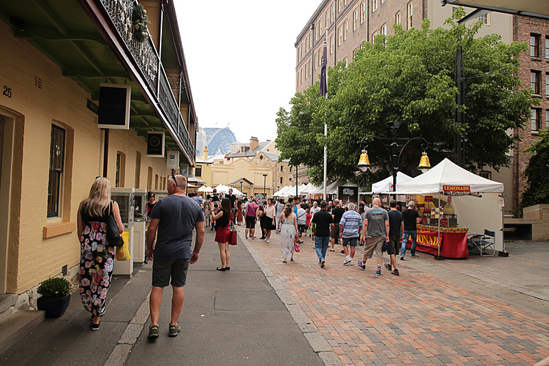 週末はマーケットが並ぶロックスの街並み