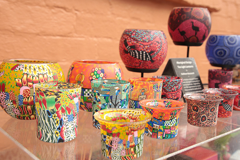 バスソルトやガラス細工など色とりどりの手作り雑貨は、見ているだけで楽しくなる