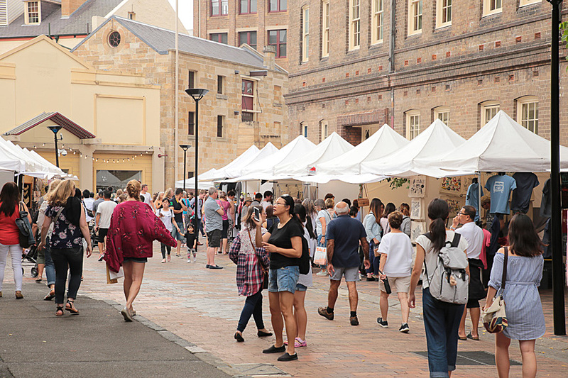 プレイフェア通り（Playfair St.）も多くのオージーや観光客で賑わう
