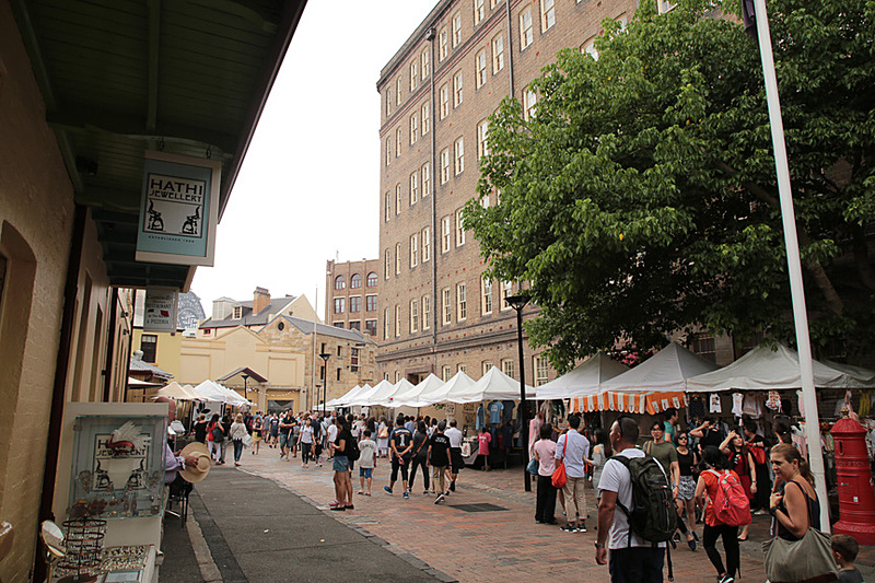 プレイフェア通り（Playfair St.）も多くのオージーや観光客で賑わう