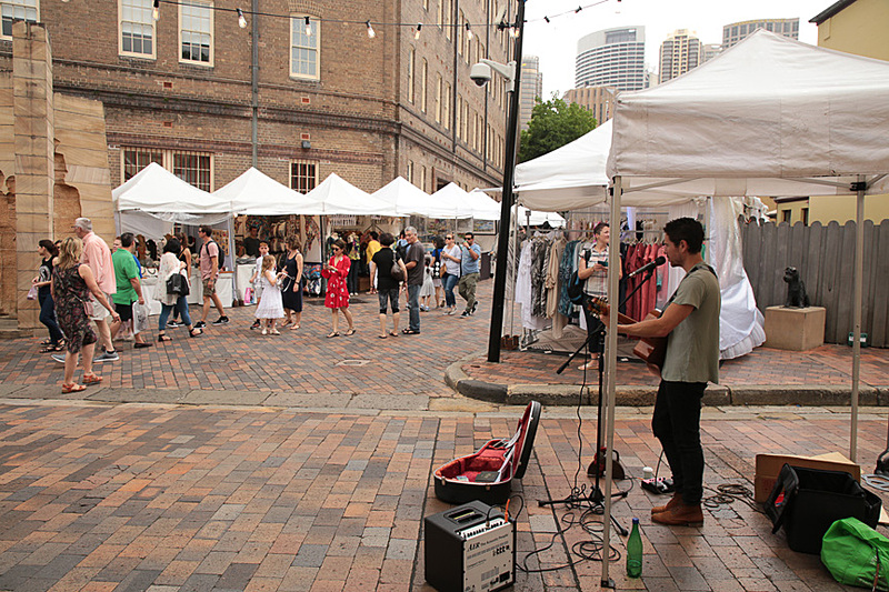 プレイフェア通り（Playfair St.）も多くのオージーや観光客で賑わう