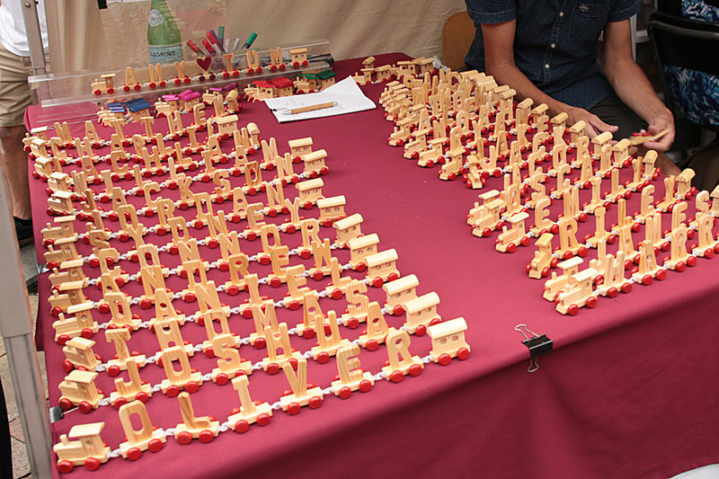 果物や手作りのおもちゃ、手編みのニットの帽子なども売られている。もちろん、価格交渉も可能だ