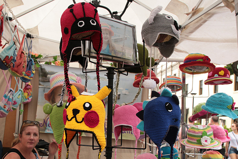 果物や手作りのおもちゃ、手編みのニットの帽子なども売られている。もちろん、価格交渉も可能だ