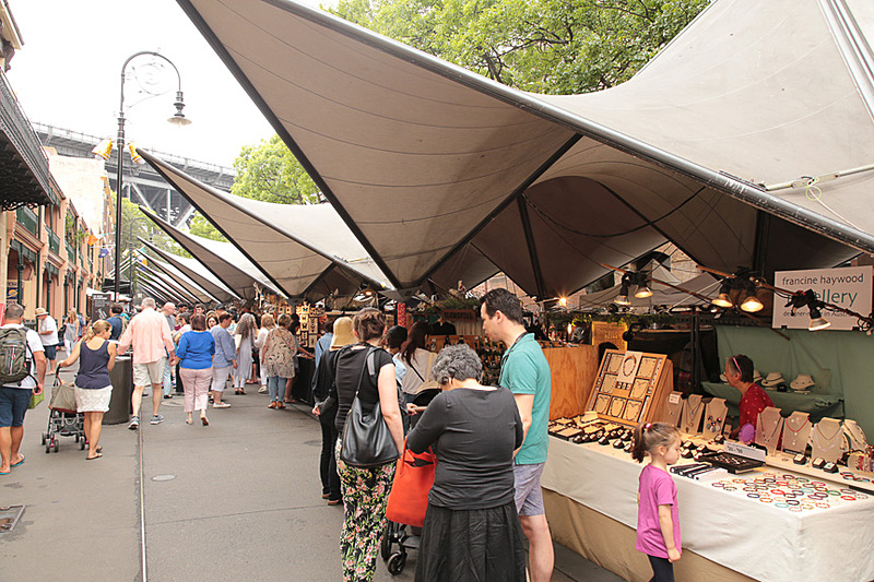 普段は自動車が行き交うジョージ通り（George St.）は、一部が通行止めになり歩行者天国に