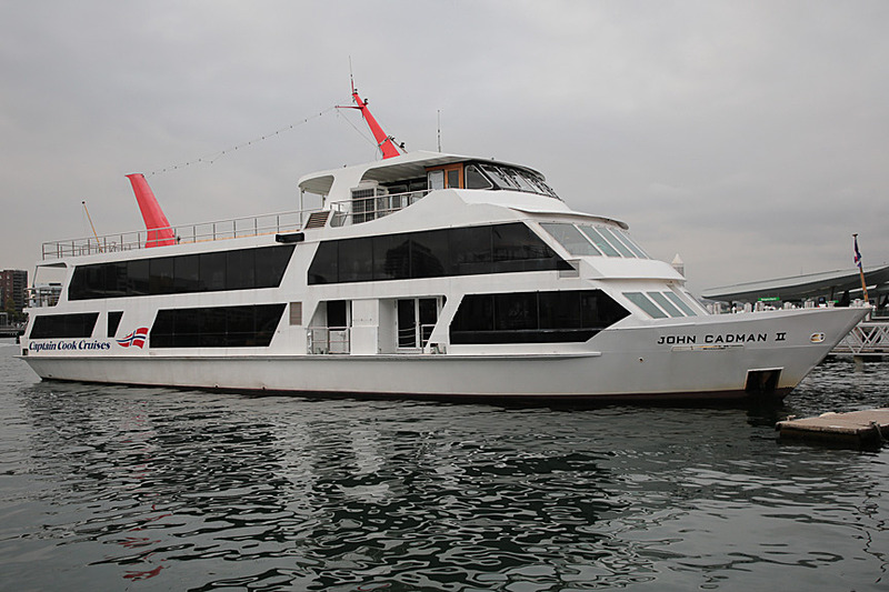 ダーリン・ハーバーの船着場にあるキャプテン・クック・クルーズのチケットオフィスで発券する。目の前に同社所有の船が停まっている。今回搭乗するのは「MV Sydney 2000」だ