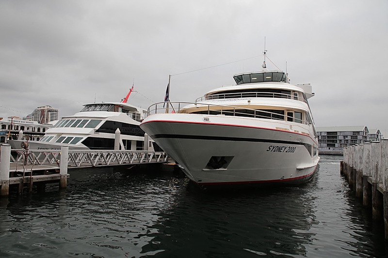 ダーリン・ハーバーの船着場にあるキャプテン・クック・クルーズのチケットオフィスで発券する。目の前に同社所有の船が停まっている。今回搭乗するのは「MV Sydney 2000」だ