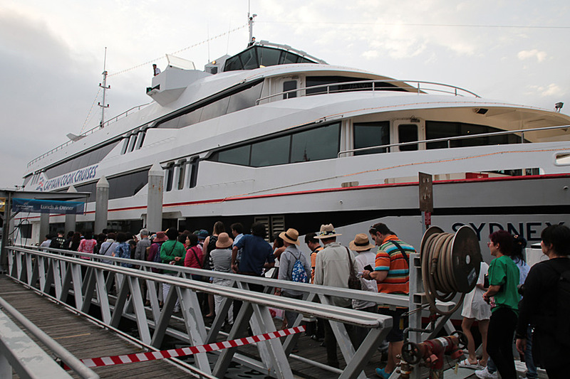 アサインされた乗船時間が近づくと、乗客が集まってくる。取材時は18時50分に乗船開始