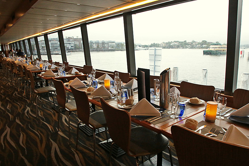 船内は、ロアデッキ（下の階）とアッパーデッキ（上の階）がある。写真はアッパーデッキで、窓際と中央に席がある