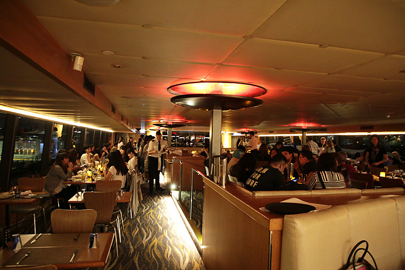 船内は、ロアデッキ（下の階）とアッパーデッキ（上の階）がある。写真はアッパーデッキで、窓際と中央に席がある