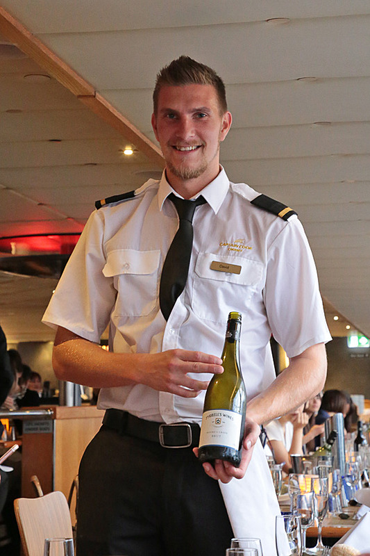 乗船後すぐにワインのサーブがはじまる。ウェルカムワインには、オーストラリアのワイナリー Tyrrell's の“Moore’s Creek Sparkling Brut”をいただいた。身のこなしの優雅さに、思わず写真もたくさん撮る