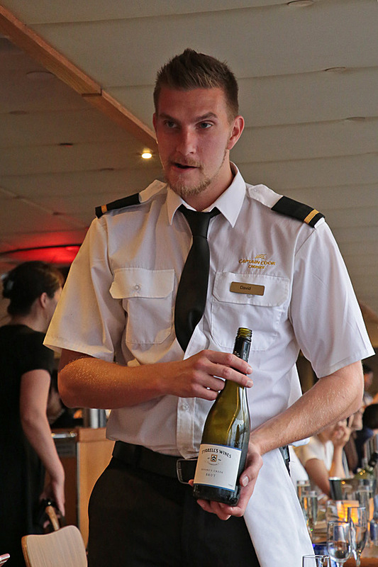 乗船後すぐにワインのサーブがはじまる。ウェルカムワインには、オーストラリアのワイナリー Tyrrell's の“Moore’s Creek Sparkling Brut”をいただいた。身のこなしの優雅さに、思わず写真もたくさん撮る