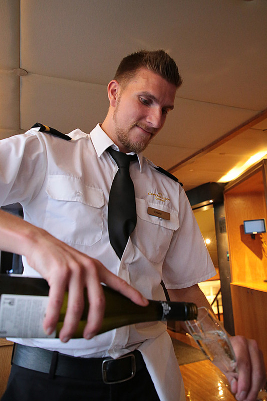 乗船後すぐにワインのサーブがはじまる。ウェルカムワインには、オーストラリアのワイナリー Tyrrell's の“Moore’s Creek Sparkling Brut”をいただいた。身のこなしの優雅さに、思わず写真もたくさん撮る