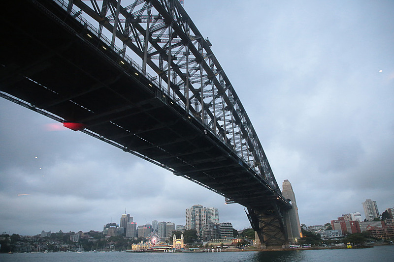 出港して10分ほどでハーバーブリッジをくぐり、シドニー湾へ。湾内は穏やかで船はほとんど揺れない