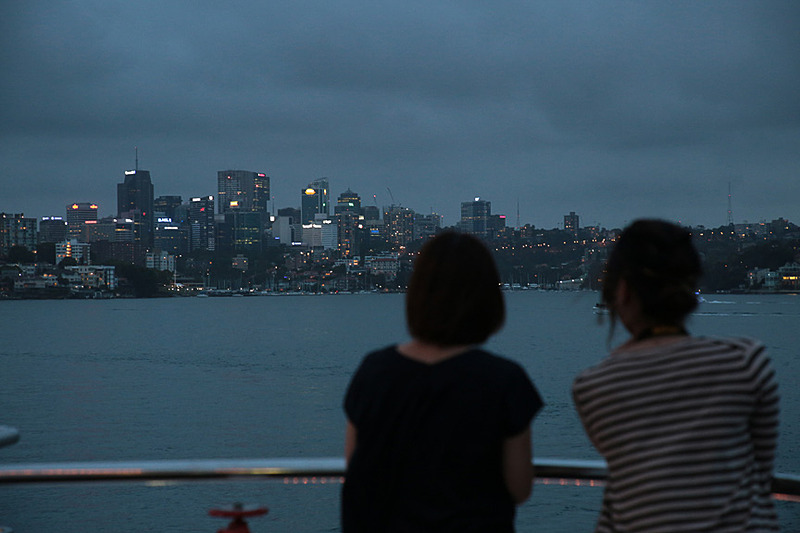 オープンデッキは広く、夜景ものんびりと楽しめる
